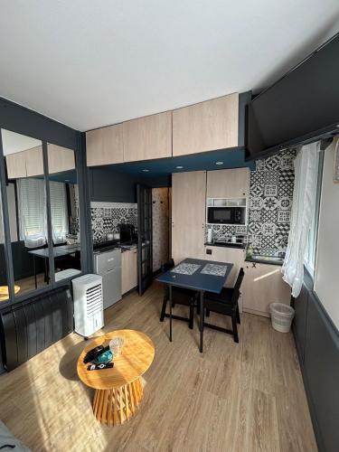Dapur atau dapur kecil di Charmant Studio Cosy