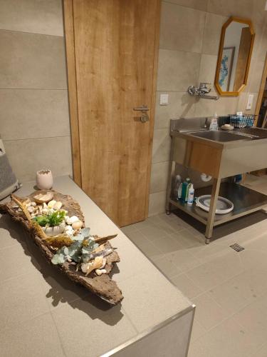 a bathroom with a sink and a counter top with a counter sidx sidx at Blockhütte bei den Hühnchen in Rötz