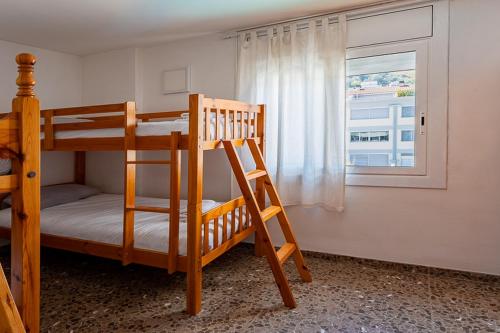 a bedroom with two bunk beds and a window at Olot céntrico, La Garrotxa, Petfriendly in Olot