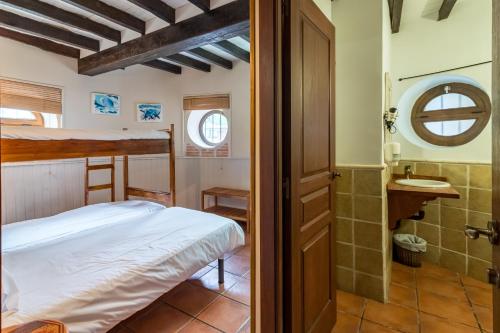 a bedroom with a bunk bed and a bathroom at Casa Del Surf Somo in Somo