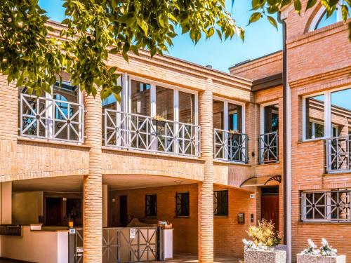ein altes Backsteingebäude mit großen Fenstern in der Unterkunft Living 68 in Forlì