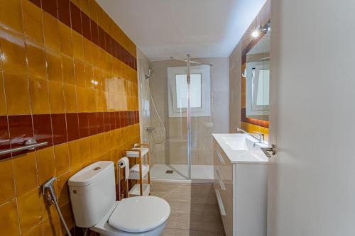 a bathroom with a toilet and a sink and a shower at Olot céntrico, La Garrotxa, Petfriendly in Olot
