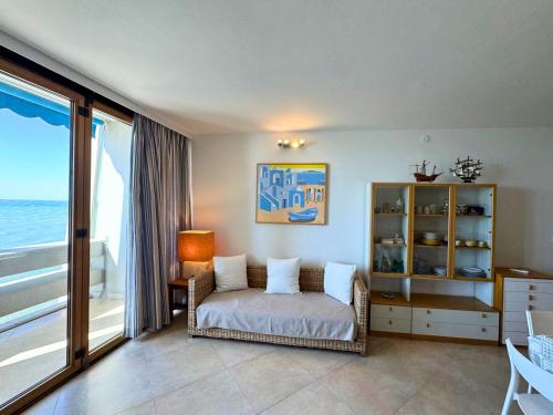 a bedroom with a bed and a window with the ocean at Appartamento Zipser II in Grado