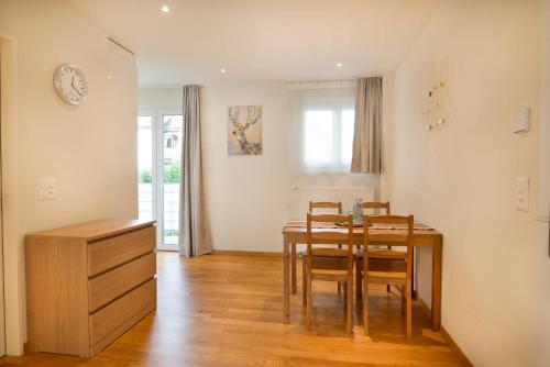 Modern City Centre Flat with Balcony
