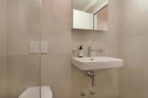Modern City Centre Flat with Balcony