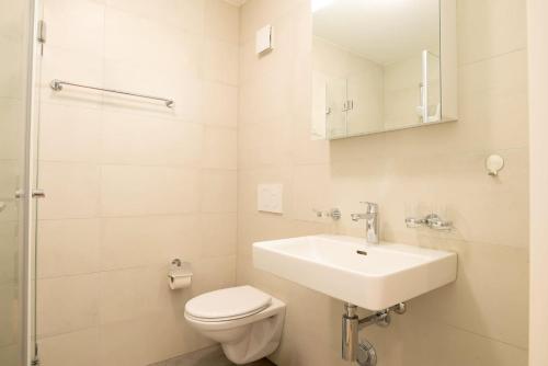 Modern City Centre Flat with Balcony