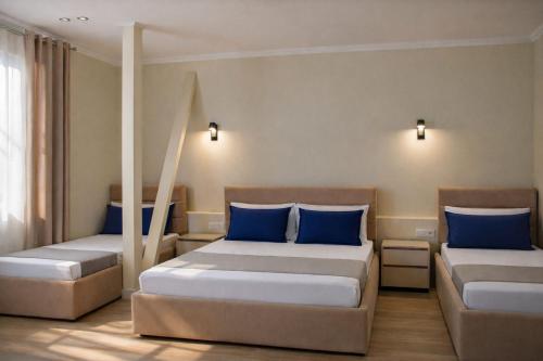 เตียงในห้องที่ OKEJ Hotel