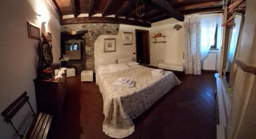 a bedroom with a large bed in a room at B&B QUIConti in Agnino