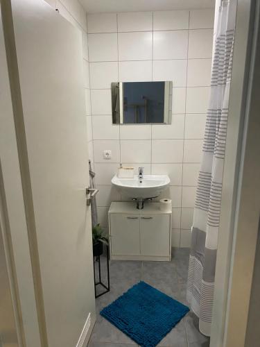 a bathroom with a sink and a mirror at Fuchsbau Komfort Zimmer in Nordhausen