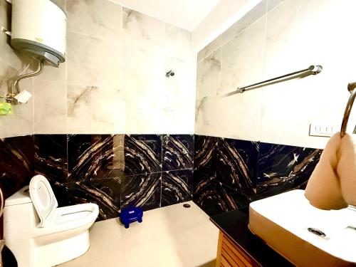 a bathroom with a toilet and a sink at The Cow Boy Manali in Manāli