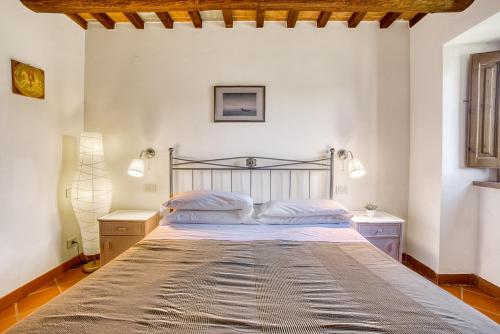 a bedroom with a large bed in a room at Glicine ad Antico Casale '700 in Umbertide
