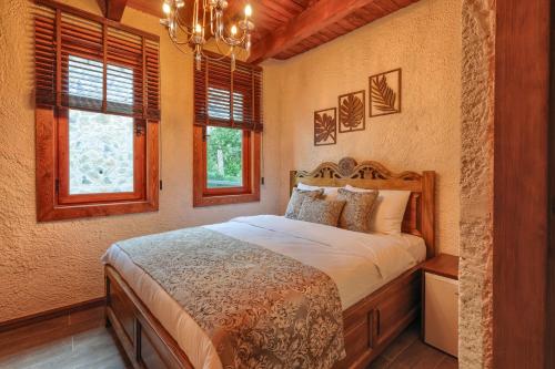 a bedroom with a bed and a window at Kilitbahir Kale Konak in Eceabat