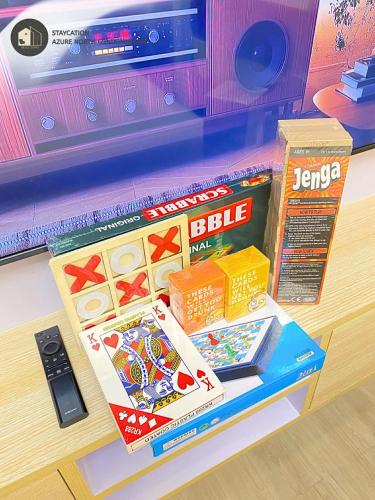 ein Spieltisch mit einigen Spielen und einem Videospiel-Controller in der Unterkunft Beigetopia in Sampong