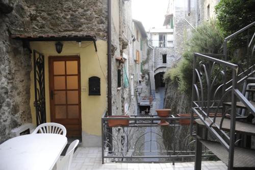 an alley with a door and a table and chairs at Panoramic Apartment with Balcony and Terrace in Pigna
