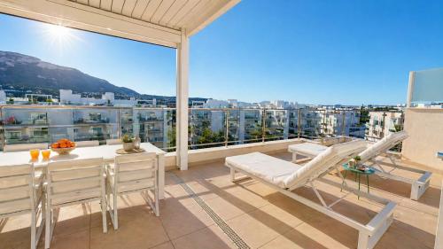 Atico Buen Vivir con gran terraza y vistas espectaculares en Marina Real II Denia by Family Homes Rentals