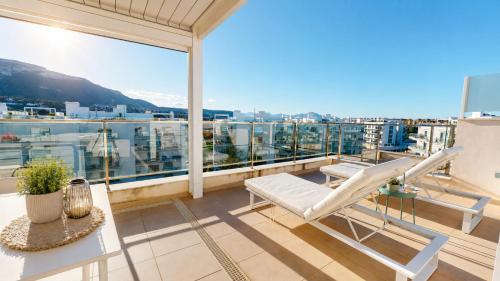 Atico Buen Vivir con gran terraza y vistas espectaculares en Marina Real II Denia by Family Homes Rentals