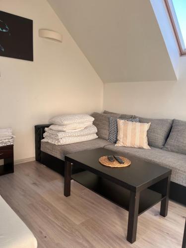 a living room with a couch and a table at Szum Morza in Wrzosowo
