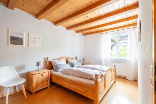 a bedroom with a bed and a desk and a chair at Ferienwohnung Erdgeschoss in Durbach