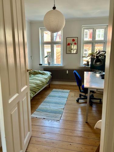 a room with a desk and a room with a table and a room with at Ole Rømers Gade 108 in Aarhus