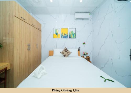 a bedroom with a large white bed in it at Green Homestay in Danang