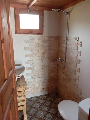 a bathroom with a sink and a shower at Fesleğenbükü Kamp in Çökertme