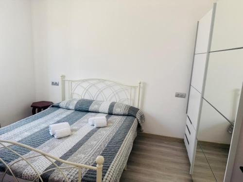 ein Schlafzimmer mit einem Bett, auf dem zwei Handtücher liegen in der Unterkunft Hotel Etrusco in Gherla
