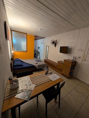 a room with a desk and a bed and a table at Aloha hospedaje in Puerto Iguazú