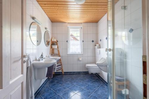 a bathroom with a sink and a toilet at Ferienwohnung im Obergeschoss in Durbach