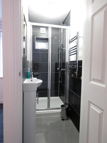 Ένα μπάνιο στο StayNEC Moat House Birmingham - For Company, Contractor and Leisure Stays - NEC, HS2, JLR, Airport