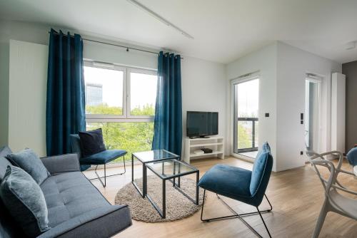 Okopowa Blue Apartment by BookingHost