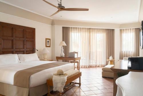 a bedroom with a bed and a desk and a television at Ona Mar Menor Golf & Spa in Torre-Pacheco