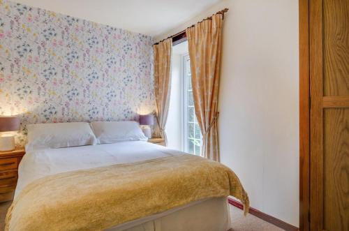a bedroom with a bed and a window at 1 Bed in Carmel oc-wai213 in Llanerchymedd