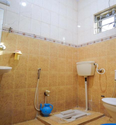 a bathroom with a toilet and a sink at Satti Palace Guest House in Rawalpindi