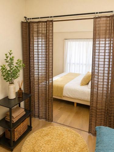 a bedroom with a bed and a mirror at 板橋 RCアネックス Rc302 in Tokyo