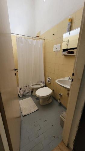a bathroom with a toilet and a sink at Ciza - Departamento Temporario en Paraná in Paraná