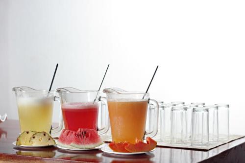 um grupo de copos de diferentes bebidas coloridas sobre uma mesa em Hotel Tierra Linda em San Ignacio de Velasco
