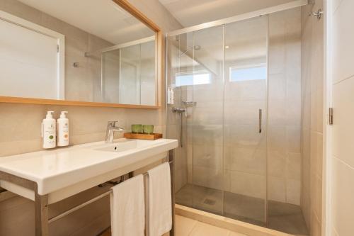 ein Badezimmer mit Waschbecken und Dusche in der Unterkunft Hotel Eden Soller in Port de Sóller
