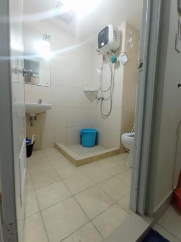 a bathroom with a shower and a toilet at Springlake apartment b in Rawabugel