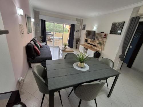 Appart ensoleillé balcon et piscine, proche plages