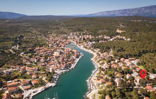 Gorgeous Apartment In Vrboska With Wifi