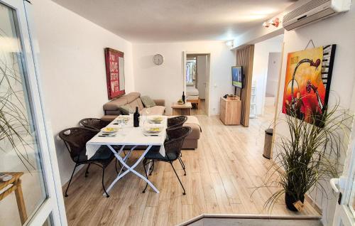 Pet Friendly Apartment In Zaboric With Wifi