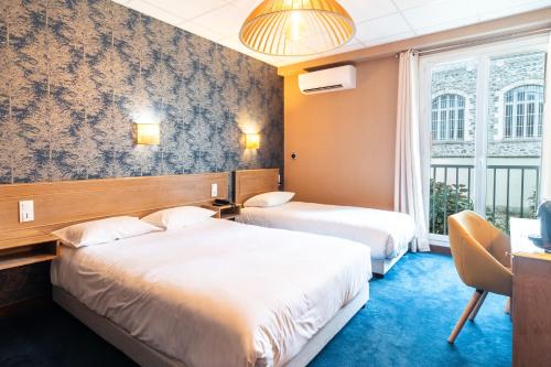 ein Hotelzimmer mit zwei Betten und einem Fenster in der Unterkunft Contact Hôtel Des Deux Moulins Limoges, Proche de la gare in Limoges