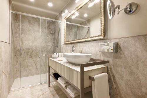 a bathroom with a sink and a shower at Hotel Cenobio Dei Dogi in Camogli