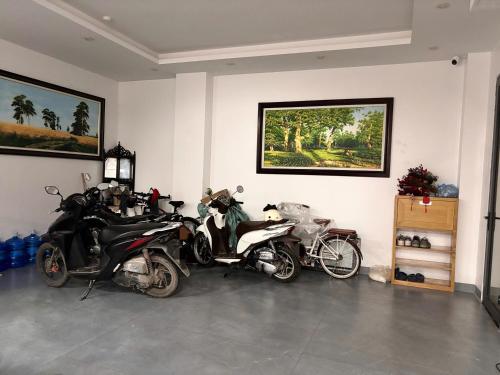 a group of motorcycles parked in a room at Khách sạn Vin Hồ in Thế Rương