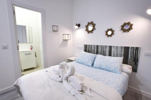 a bedroom with a bed with towels on it at Cuencaloft El 3 in Cuenca