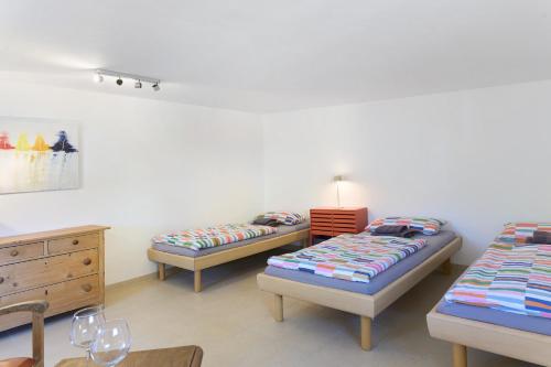 a room with two beds and a dresser and a bed sidx sidx at Belvedere-Remise in Weimar