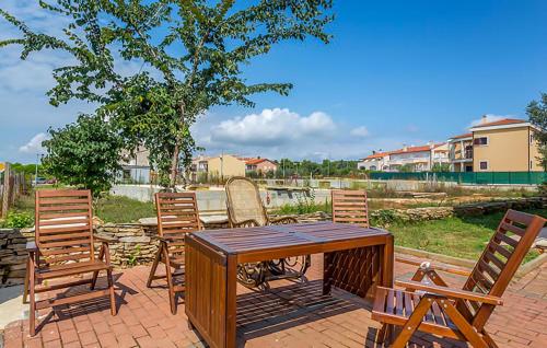 2 Bedroom Lovely Apartment In Medulin
