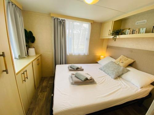 Pine House tesisinde bir odada yatak veya yataklar