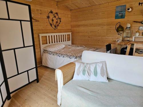Cabin Sleeps 2 with Enclosed Garden