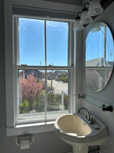 ein Badezimmer mit Waschbecken und Fenster in der Unterkunft National Hotel in New Shoreham